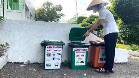 Thùng chứa chất thải nguy hại được dán nhãn rõ ràng tại công trường xây dựng